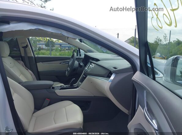 1GYKNDRS3TZ108533 2026 CADILLAC XT5 Белый Вид салона спереди