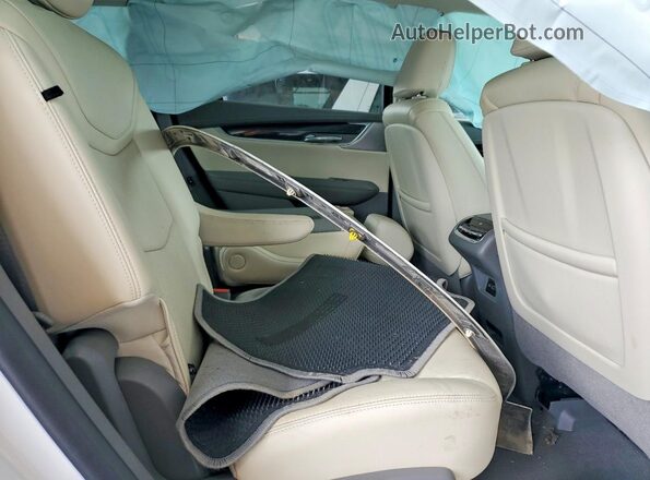 1GYKPCRS6LZ237841 2020 CADILLAC XT6 White Widok tylnych siedzeń
