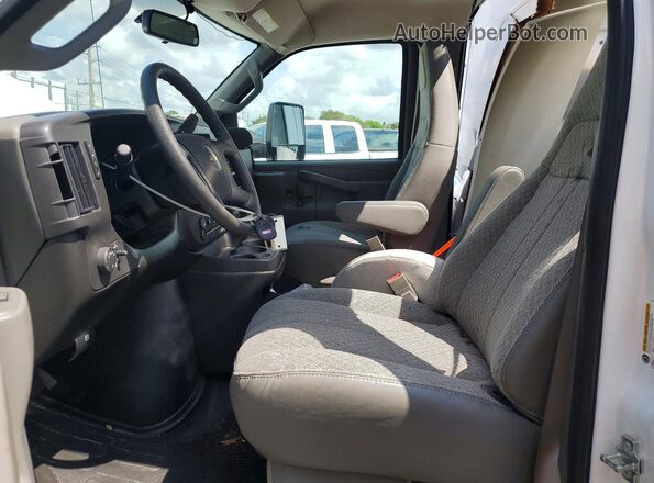 1HA3GSC73SN014876 2025 CHEVROLET EXPRESS White Front interior view