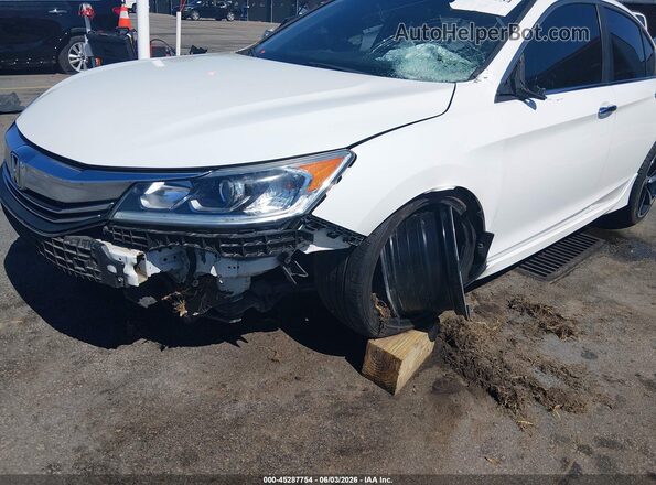 1HGCR2F1XHA011898 2017 HONDA ACCORD Белый Вид спереди