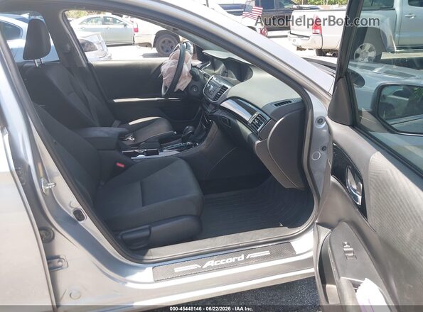 1HGCR2F31HA285931 2017 HONDA ACCORD Silver Вид салону спереду