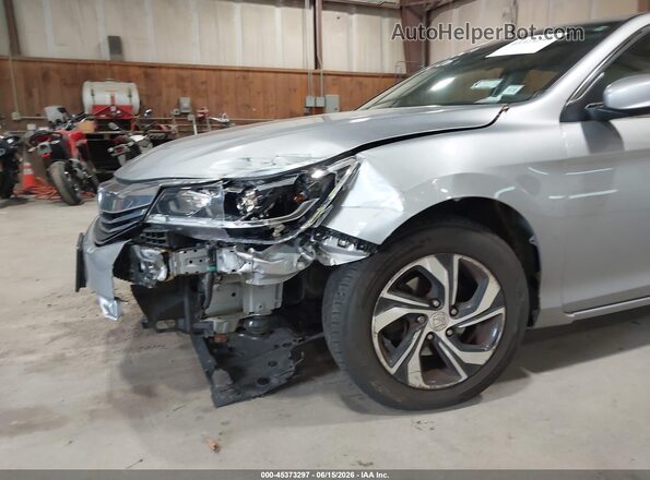 1HGCR2F34HA200760 2017 HONDA ACCORD Silver Widok z przodu
