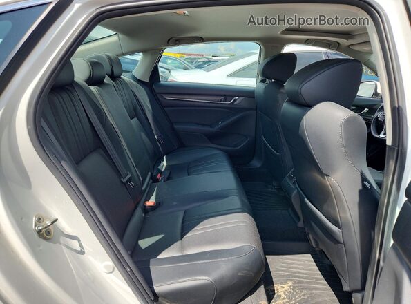 1HGCV1F97JA066360 2018 HONDA ACCORD White Вид задніх сидінь