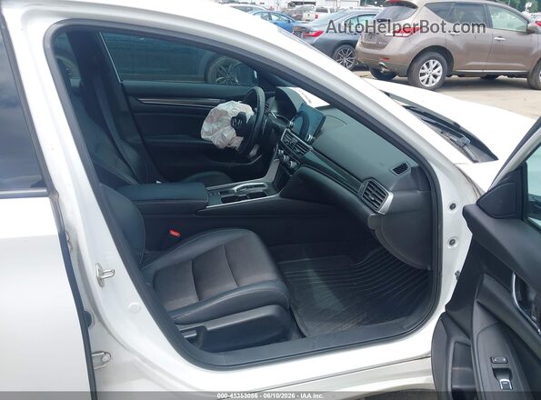 1HGCV2F32JA048687 2018 HONDA ACCORD White Widok wnętrza z przodu