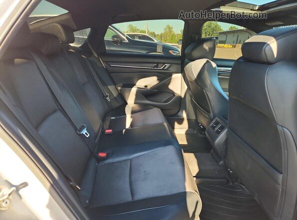 1HGCV2F37JA002966 2018 HONDA ACCORD Silver Widok tylnych siedzeń