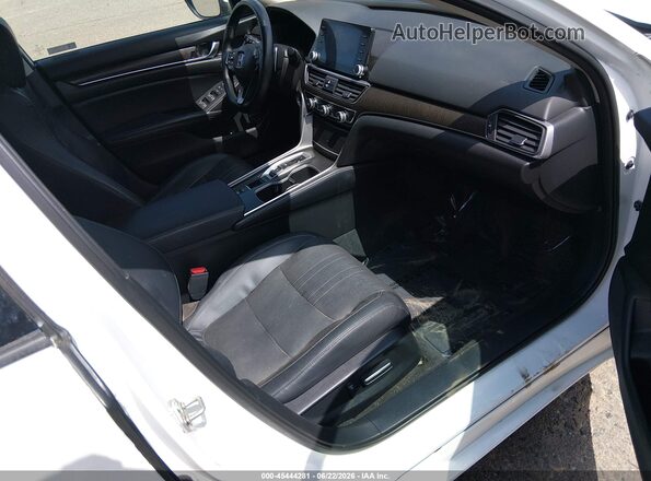 1HGCV2F57JA033961 2018 HONDA ACCORD Белый Вид салона спереди
