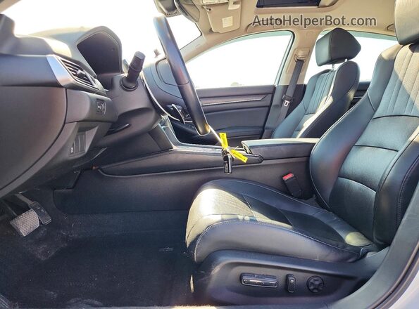 1HGCV2F58JA006834 2018 HONDA ACCORD White Вид салону спереду