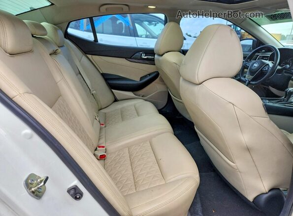 1N4AA6AP4HC420747 2017 NISSAN MAXIMA White უკანა სავარძლების ხედი