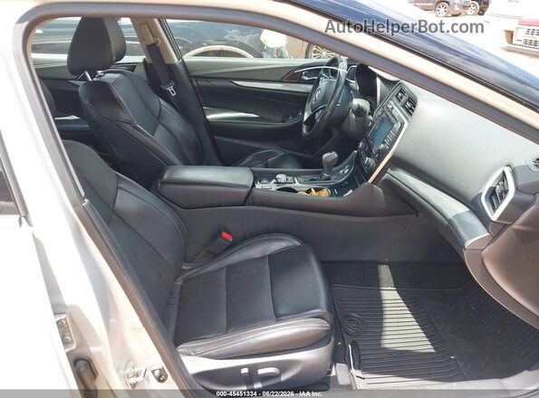 1N4AA6AP7HC404056 2017 NISSAN MAXIMA Серебряный Вид салона спереди