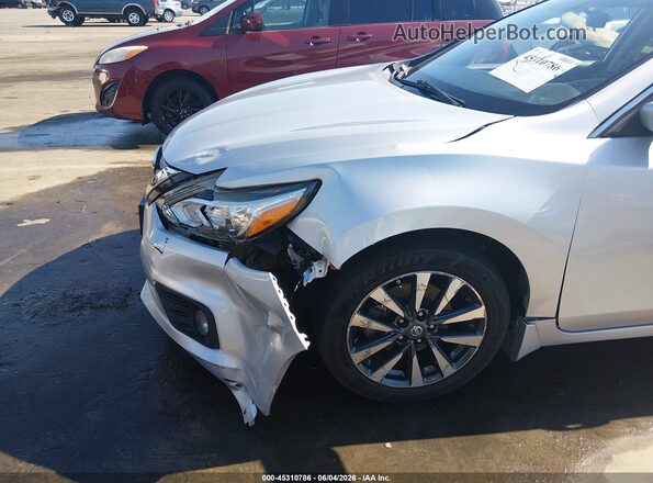 1N4AL3AP6HC230747 2017 NISSAN ALTIMA Silver Widok z przodu