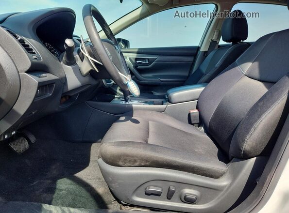 1N4AL3AP6HC237973 2017 NISSAN ALTIMA White Вид салону спереду