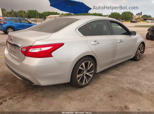 1N4AL3AP8HN337996 2017 NISSAN ALTIMA Silver Tył prawy