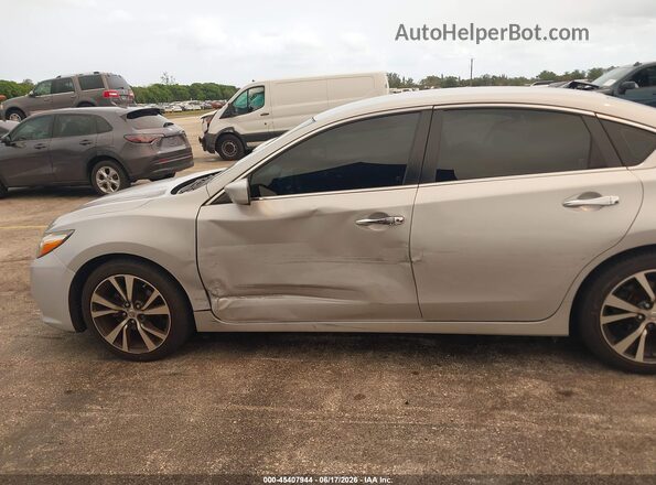 1N4AL3AP8HN337996 2017 NISSAN ALTIMA Silver Widok z przodu