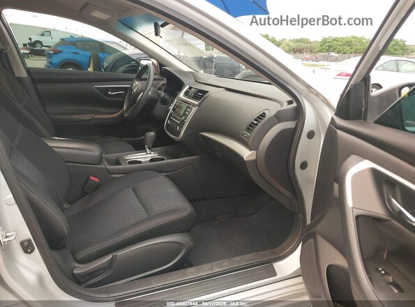 1N4AL3AP8HN337996 2017 NISSAN ALTIMA Silver Widok wnętrza z przodu