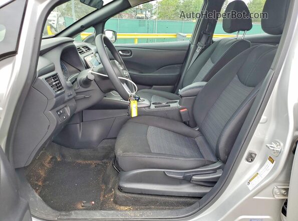 1N4AZ1BV9SC564293 2025 NISSAN LEAF Серебряный Вид салона спереди