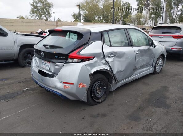 1N4AZ1CP2JC313999 2018 NISSAN LEAF Серебряный Задняя правая четверть