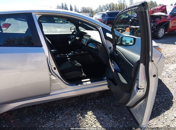 1N4AZ1CP7JC306160 2018 NISSAN LEAF Серебряный Вид салона спереди