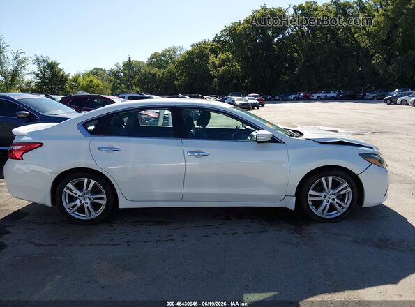 1N4BL3AP8GC262022 2016 NISSAN ALTIMA White Rear interior view