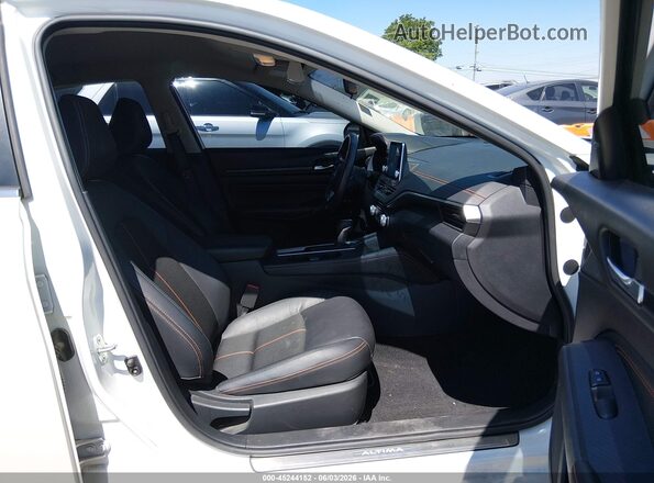 1N4BL4CV2LC190813 2020 NISSAN ALTIMA White Widok wnętrza z przodu