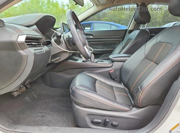 1N4BL4CV5MN376271 2021 NISSAN ALTIMA White Front interior view