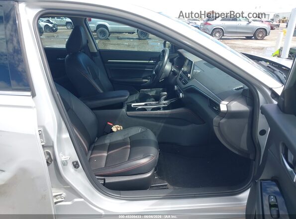 1N4BL4CV6RN364363 2024 NISSAN ALTIMA Silver Widok wnętrza z przodu