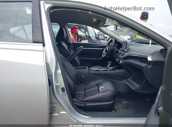 1N4BL4CV6RN428854 2024 NISSAN ALTIMA Silver Widok wnętrza z przodu