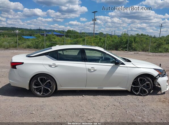1N4BL4CW0RN421200 2024 NISSAN ALTIMA White Vista interior trasera