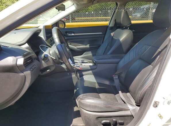 1N4BL4CW2PN367864 2023 NISSAN ALTIMA White Widok wnętrza z przodu