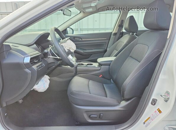1N4BL4DV0TN311857 2026 NISSAN ALTIMA White Widok wnętrza z przodu