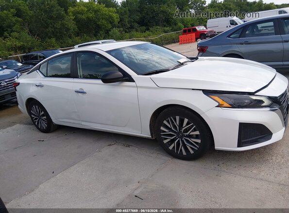 1N4BL4DV1RN424872 2024 NISSAN ALTIMA White Вид задньої частини салону