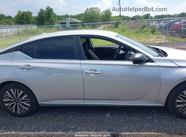 1N4BL4DV3RN328077 2024 NISSAN ALTIMA Silver Widok wnętrza z tyłu