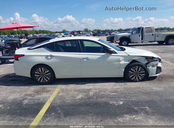 1N4BL4DV8SN356267 2025 NISSAN ALTIMA White Widok wnętrza z tyłu