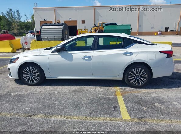 1N4BL4DV8SN356267 2025 NISSAN ALTIMA White Widok wnętrza 360 stopni