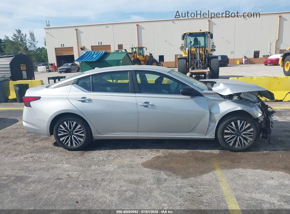 1N4BL4DVXSN377668 2025 NISSAN ALTIMA Silver Widok wnętrza z tyłu