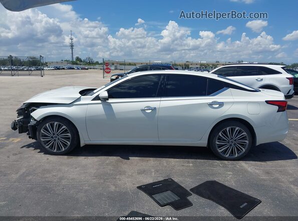 1N4BL4EW9RN382832 2024 NISSAN ALTIMA White Rear interior view