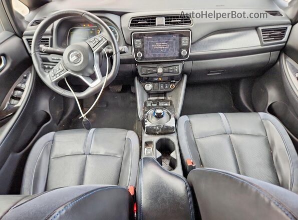 1N4BZ1DV2MC555066 2021 NISSAN LEAF Red Widok deski rozdzielczej