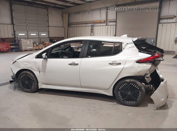 1N4CZ1CV1PC560592 2023 NISSAN LEAF White 360 interior view