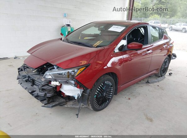 1N4CZ1CV6SC562153 2025 NISSAN LEAF Red Vista tres cuartos delantera izquierda