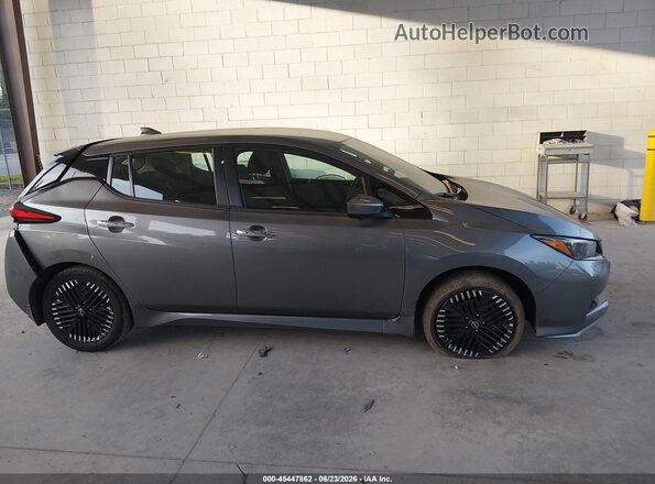 1N4CZ1CV8SC566947 2025 NISSAN LEAF Gray Սալոնի հետևի տեսք