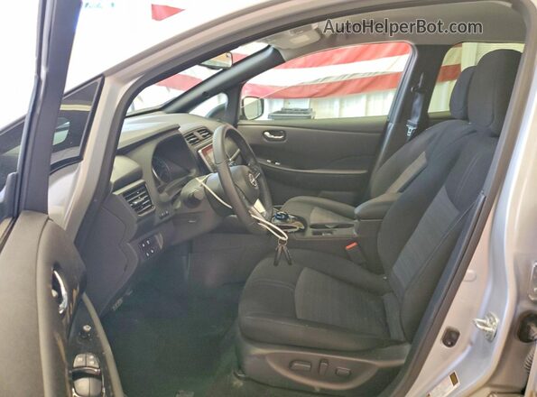 1N4CZ1CV9RC550010 2024 NISSAN LEAF Silver Widok wnętrza z przodu