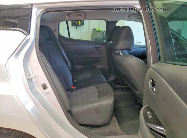 1N4CZ1CV9RC550010 2024 NISSAN LEAF Silver Widok tylnych siedzeń