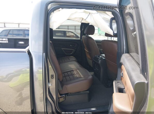 1N6AA1EDXMN528394 2021 NISSAN TITAN Gray Widok naklejki z numerem VIN