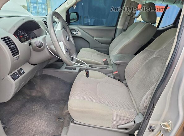 1N6AD0ER7KN706028 2019 NISSAN FRONTIER Silver Front interior view