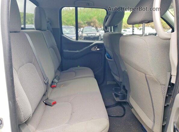 1N6AD0EV0JN747256 2018 NISSAN FRONTIER White Rear seats view