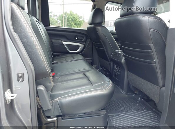 1N6BA1F43JN525660 2018 NISSAN TITAN XD Gray Widok naklejki z numerem VIN