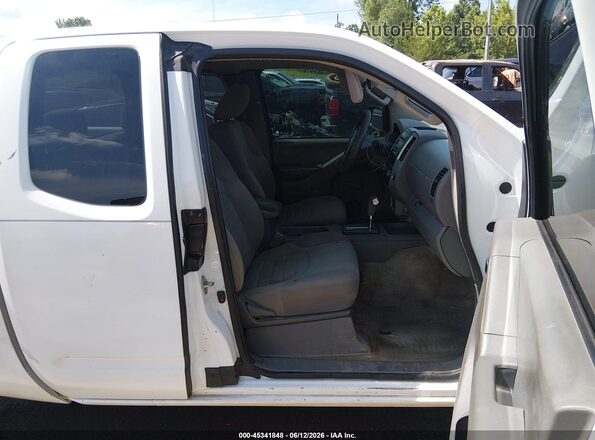 1N6BD0CT6GN774430 2016 NISSAN FRONTIER White Front interior view