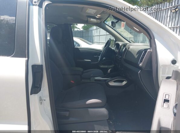 1N6ED1CM7RN663271 2024 NISSAN FRONTIER White Вид салону спереду