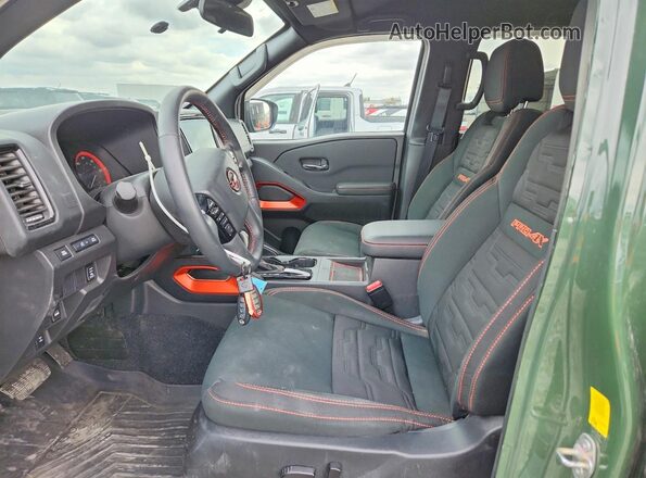1N6ED1EK2RN612675 2024 NISSAN FRONTIER Green Widok wnętrza z przodu
