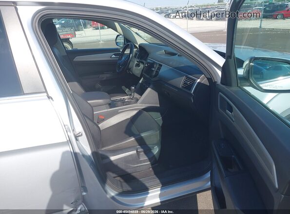 1V2CR2CA6JC562955 2018 VOLKSWAGEN ATLAS Silver Widok wnętrza z przodu