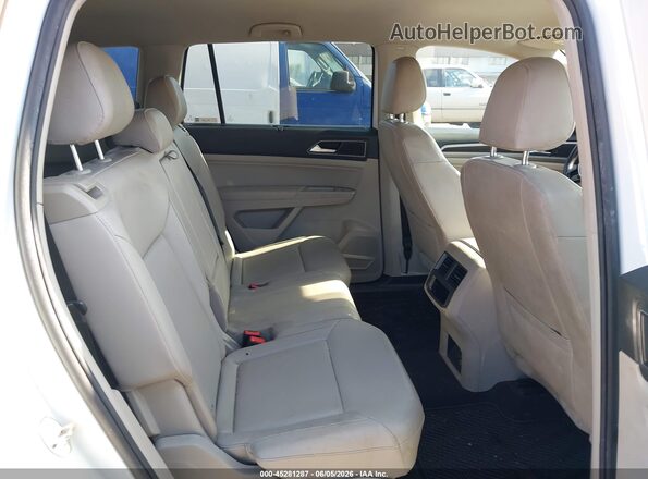 1V2DP2CA6JC599837 2018 VOLKSWAGEN ATLAS White Widok naklejki z numerem VIN